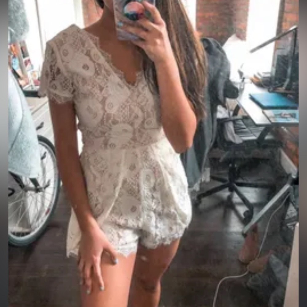 Francesca’s white lace nude overlay V neck short sleeves romper Sz XS